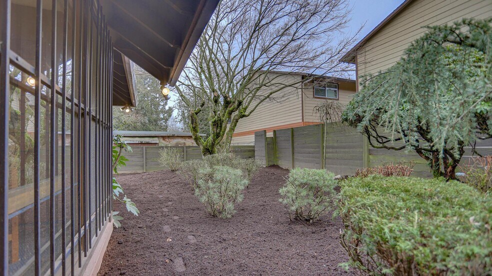 More Photos Of 15012 SE Stark St, Portland Office For Lease