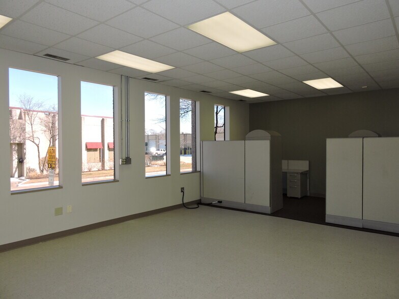 More Photos Of 600-610 W 5th Ave, Naperville Flex For Lease