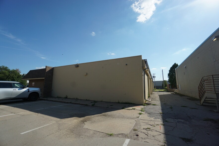 More Photos Of 7444 Farnam St, Omaha Office For Sale