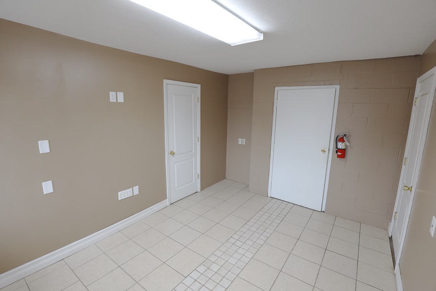 More Photos Of 921 Broad St, Wadsworth Auto Repair For Sale