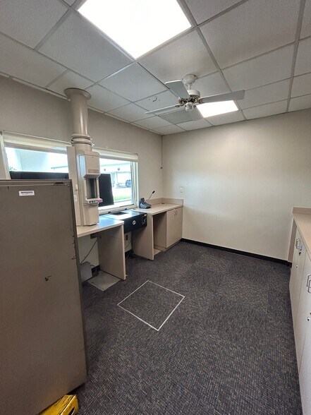 More Photos Of 723 Rollingbrook Dr, Baytown Office For Sale