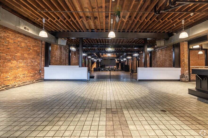 More Photos Of 316-318 Guilford Ave, Baltimore Bar For Sale