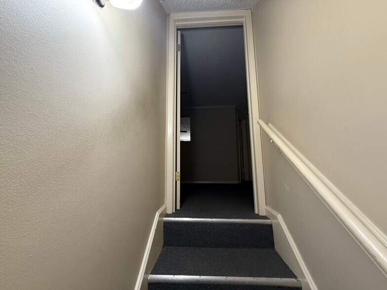 More Photos Of 6910 Bellaire Blvd, Houston Office Residential For Lease