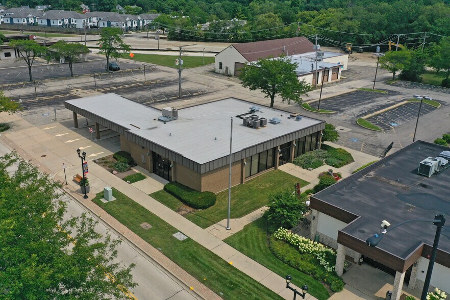 Primary Photo Of 411 N Seymour Ave, Mundelein Bank For Lease