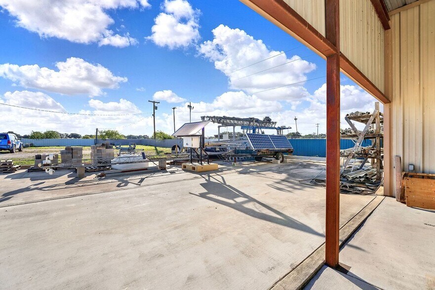 More Photos Of 389 Interstate 35 S, Devine Unknown For Lease