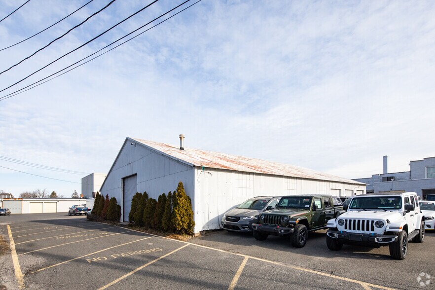 More Photos Of 642 W Main St, Riverhead Auto Dealership For Lease
