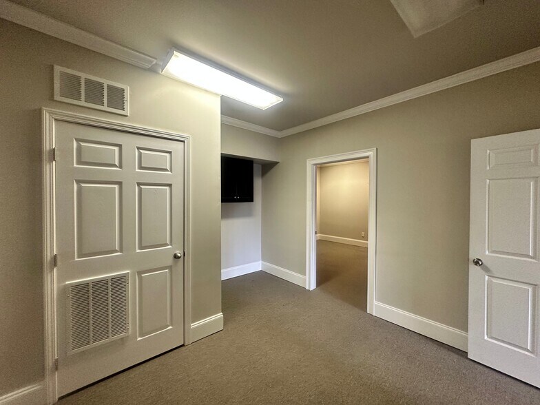 More Photos Of 327 Dahlonega St, Cumming Office For Lease