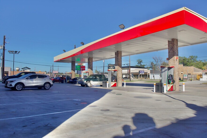 More Photos Of 1002 Mercury Dr, Houston General Retail For Lease