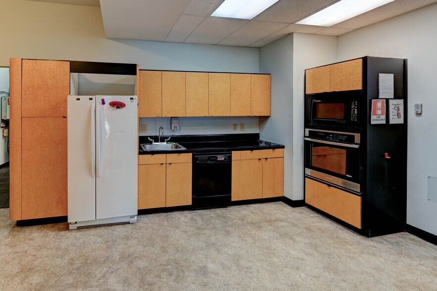 More Photos Of 1315-1317 SW 6th Ave, Topeka Office For Sale