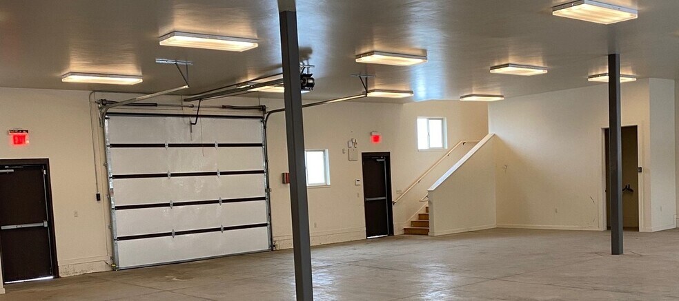 More Photos Of 725 Parkway Dr, Park City Warehouse For Lease