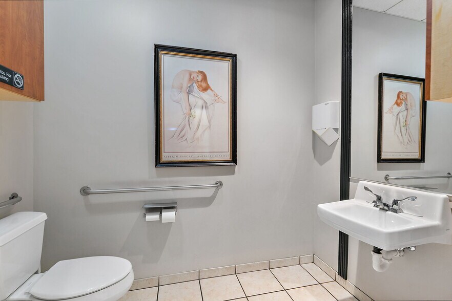 More Photos Of 160-175 N Edison Ave, Elgin Freestanding For Sale