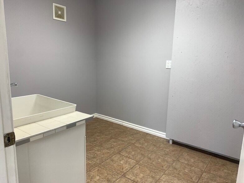 More Photos Of 2715 Highway 95, Bullhead City Self Storage For Lease