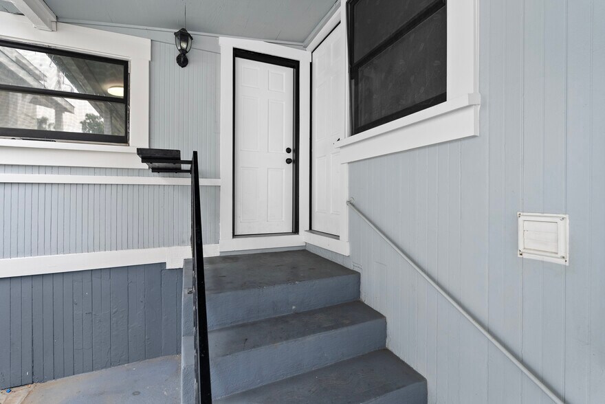 More Photos Of 1955 Bonsallo Ave, Los Angeles Apartments For Sale