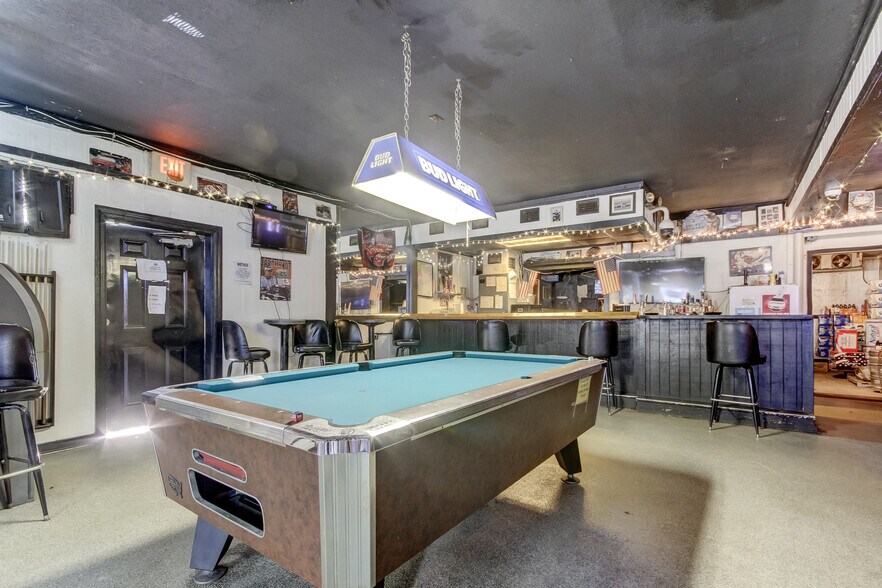 More Photos Of 5402 W US Highway 92, Plant City Bar For Sale