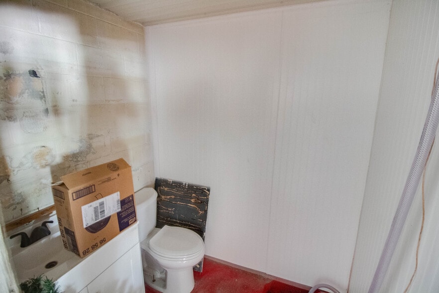 More Photos Of 406 W Carpenter St, Jerseyville Flex For Sale