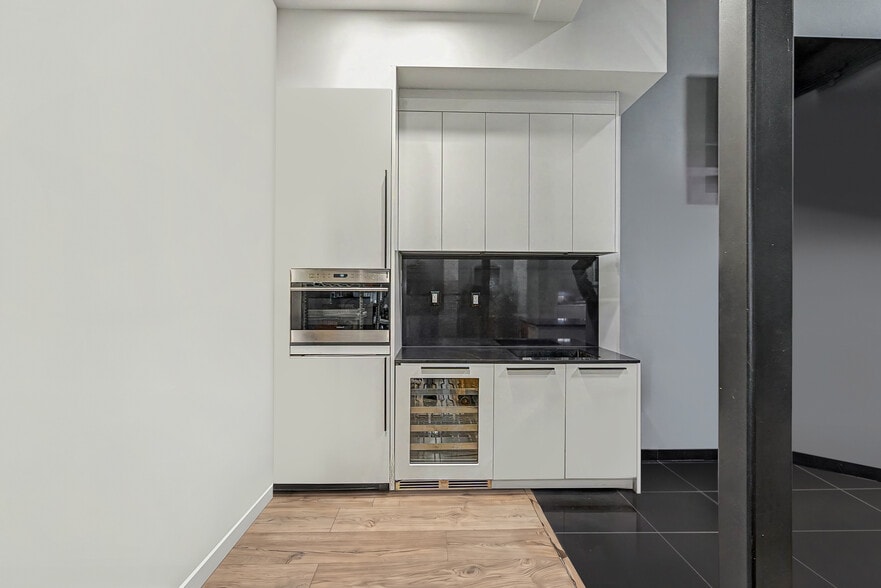 More Photos Of 6030 NW 102nd Ave, Doral Showroom For Sale
