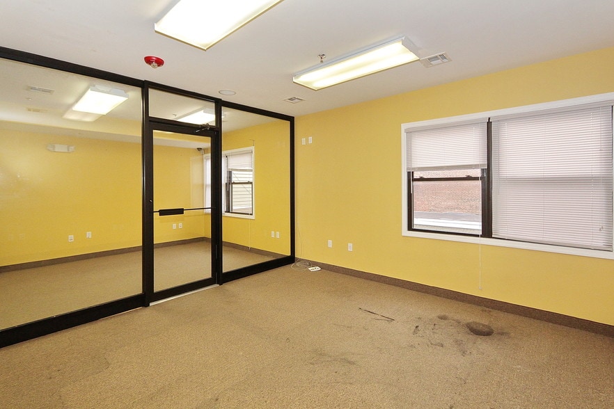 More Photos Of 180 Ferry St, Newark Storefront Retail Office For Lease