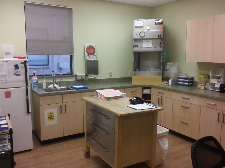 More Photos Of 3000-3006 US Highway 19, Holiday Medical For Sale