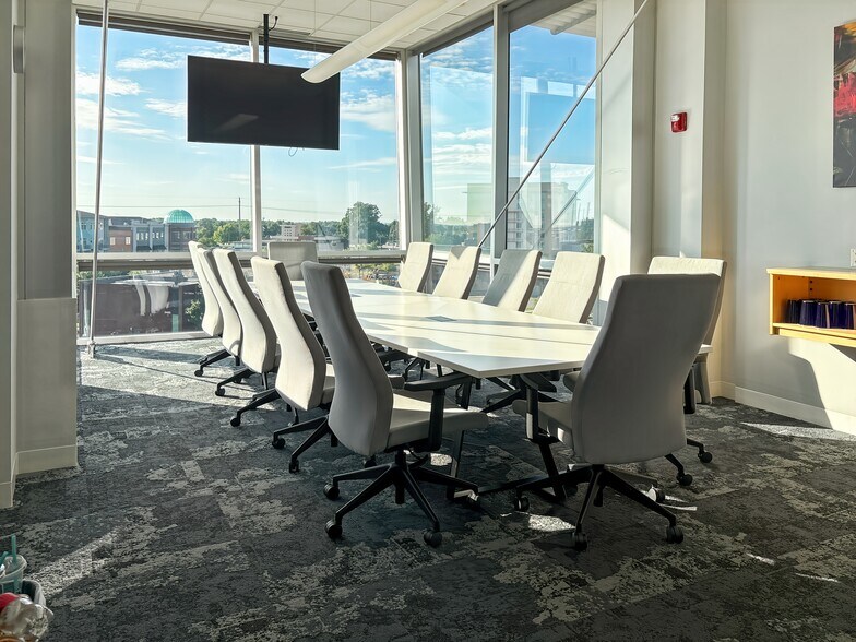 More Photos Of 5550 Wild Rose Ln, West Des Moines Coworking Space