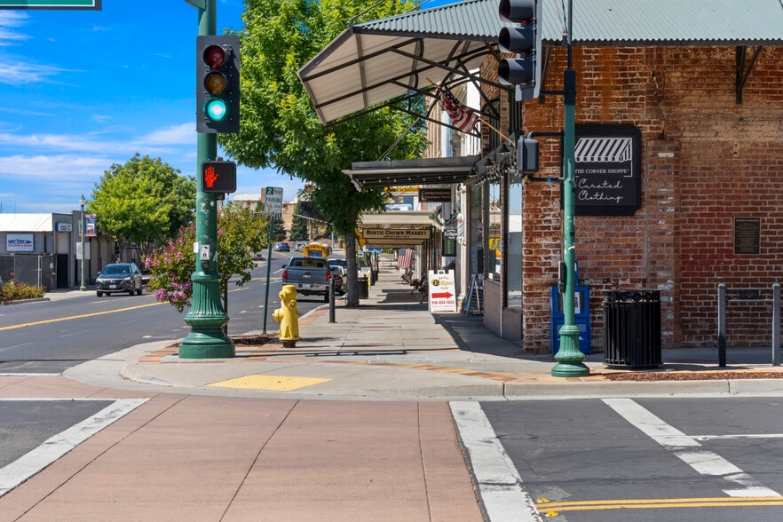 More Photos Of 505-678 Lincoln Blvd, Lincoln Storefront For Sale