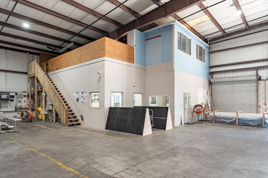 More Photos Of 3520 Old Metro Pky, Fort Myers Warehouse For Lease