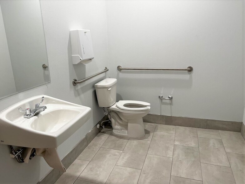 More Photos Of 6850 Cross Bayou Dr, Seminole Manufacturing For Lease