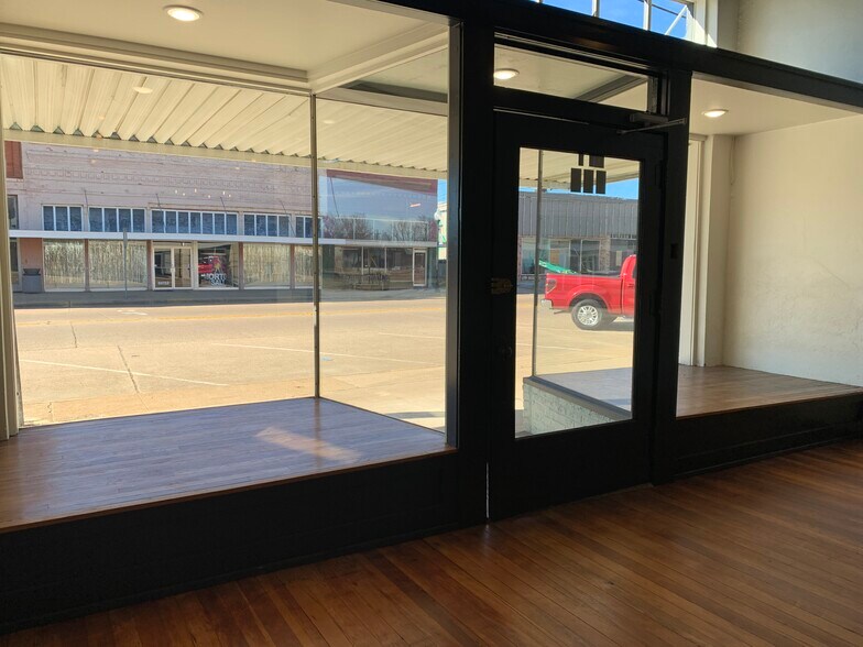 More Photos Of 106 N Main St, Grand Saline Storefront For Sale