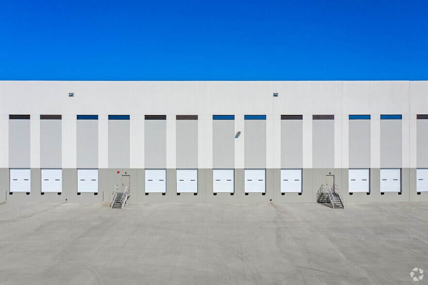 More Photos Of 4251 Northern Cross Blvd, Haltom City Warehouse For Lease