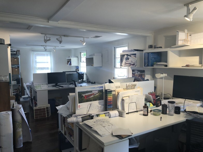 More Photos Of 60-70 E Oak St, Zionsville Loft Creative Space For Lease