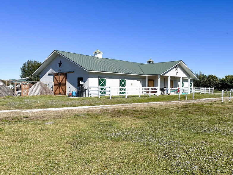 More Photos Of 6580 69th St, Vero Beach Veterinarian Kennel For Sale