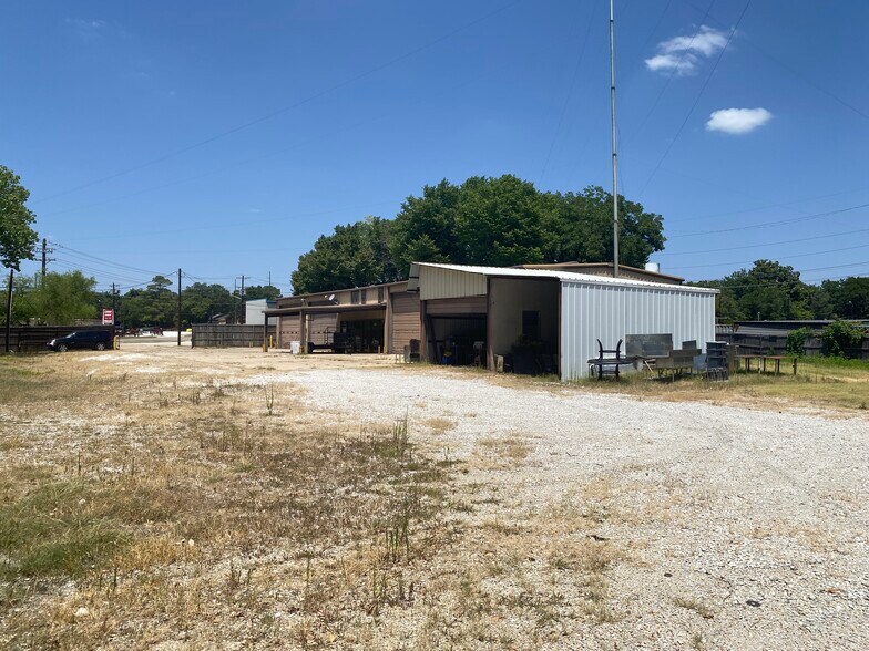 More Photos Of 715 Dallas Dr, Denton Flex For Sale