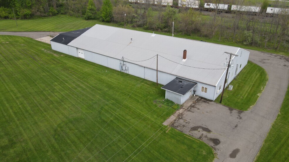 More Photos Of 221 W Cherry St, Butler Manufacturing For Lease
