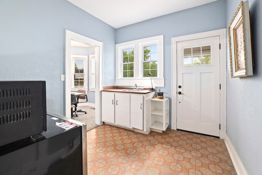 More Photos Of 355 N College Ave, Fayetteville Office Residential For Lease