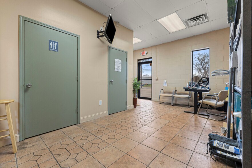 More Photos Of 32639-32645 Industrial Rd, Garden City Warehouse For Sale