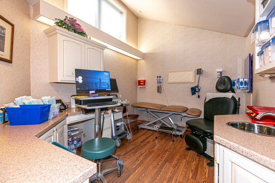More Photos Of 986-990 Sunrise Hwy, Babylon Medical For Sale