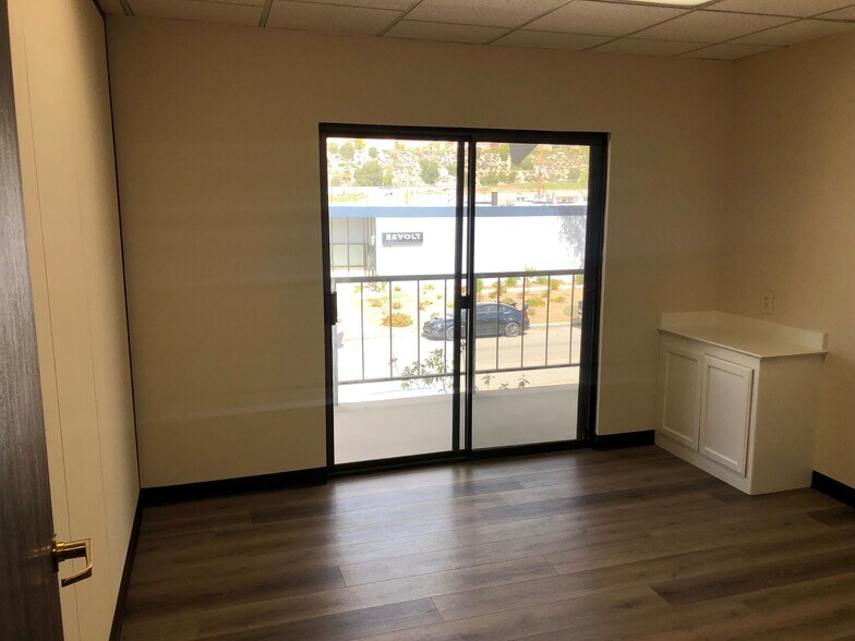 More Photos Of 250 E Easy St, Simi Valley Office For Lease