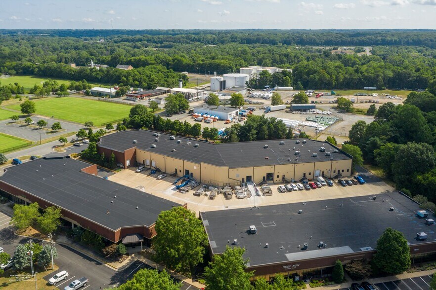 More Photos Of 11905 Bowman Dr, Fredericksburg Showroom For Lease