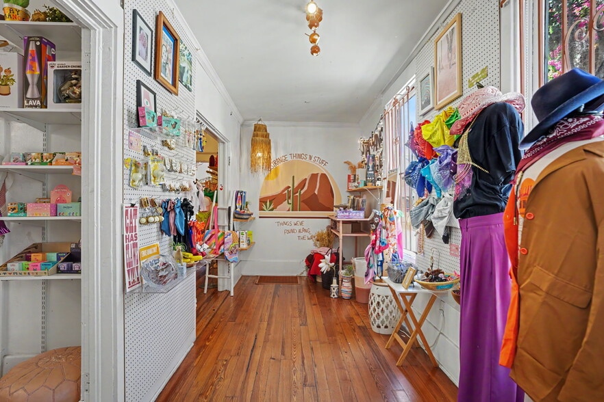 More Photos Of 17 W 41st St, Savannah Freestanding For Sale