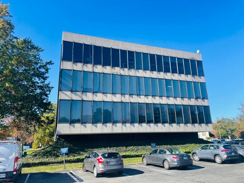 More Photos Of 2616 Sherwood Hall Ln, Alexandria Medical For Sale