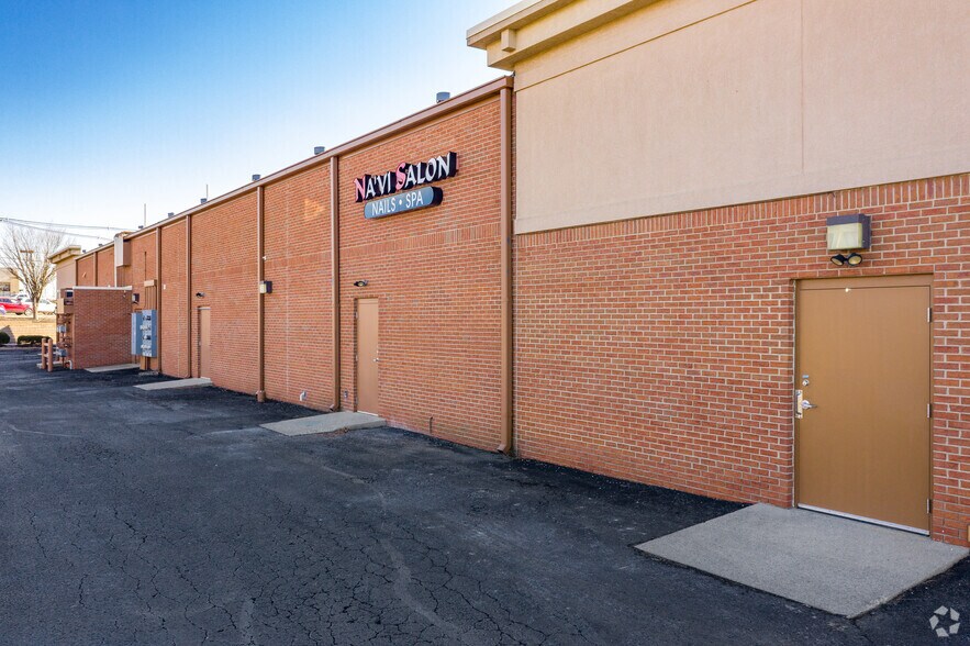 More Photos Of 12935 Shelbyville Rd, Louisville Storefront For Lease