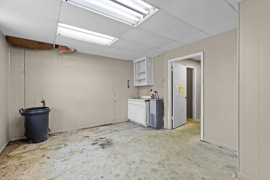 More Photos Of 600 Turner Dr, Palestine Warehouse For Sale