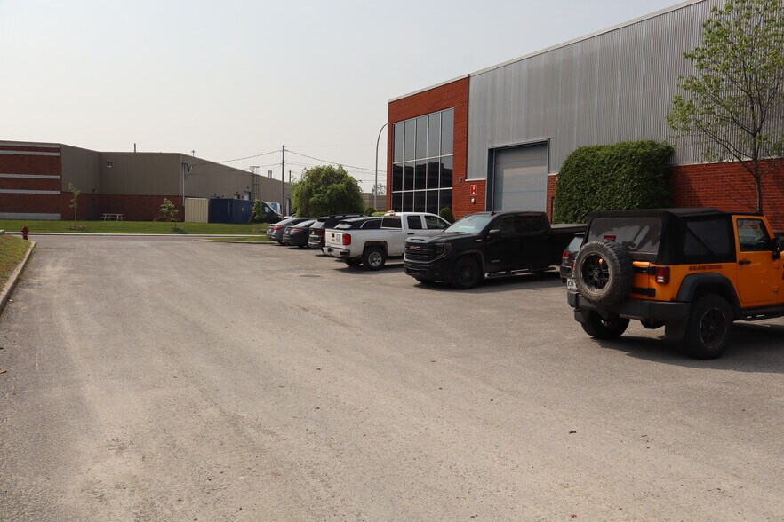 More Photos Of 2655 Rue Michelin, Laval Warehouse For Lease