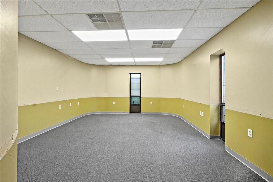 More Photos Of 6886 Wishart St, Huntsville Light Distribution For Lease