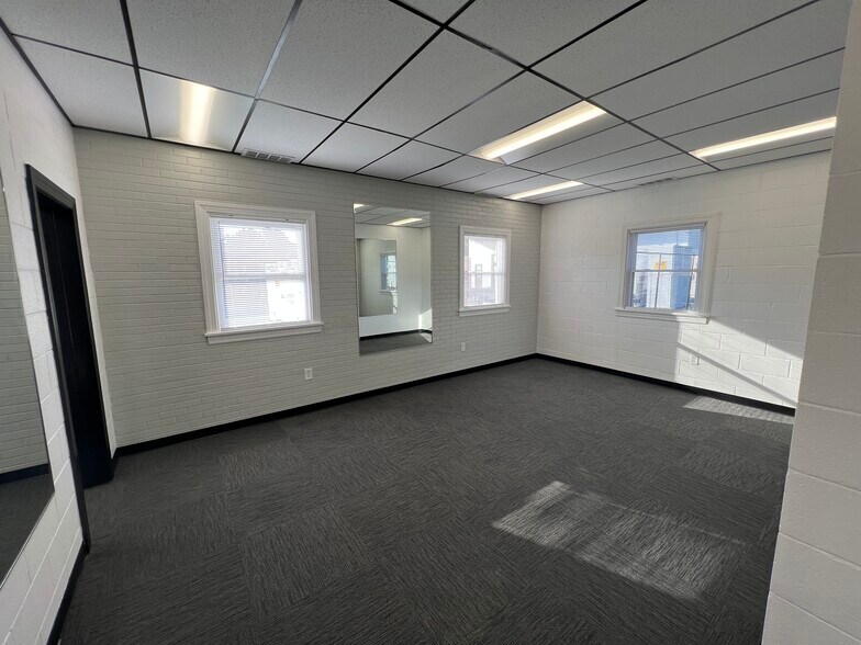 More Photos Of 1821 E Nine Mile Rd, Highland Springs Office For Lease