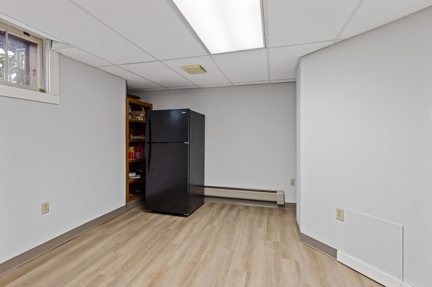 More Photos Of 166 Silver St, Waterville Medical For Sale