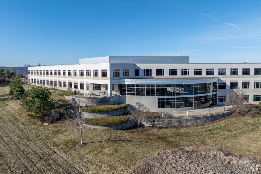 More Photos Of N86W12500 Westbrook Xing, Menomonee Falls Office For Lease