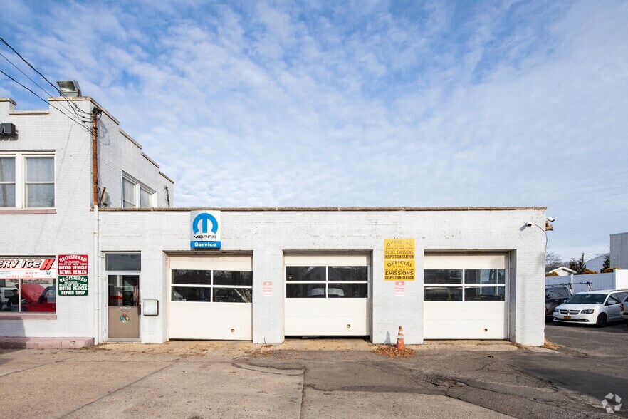 More Photos Of 642 W Main St, Riverhead Auto Dealership For Lease