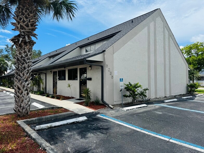 More Photos Of 5235 Ramsey Way, Fort Myers Office For Sale