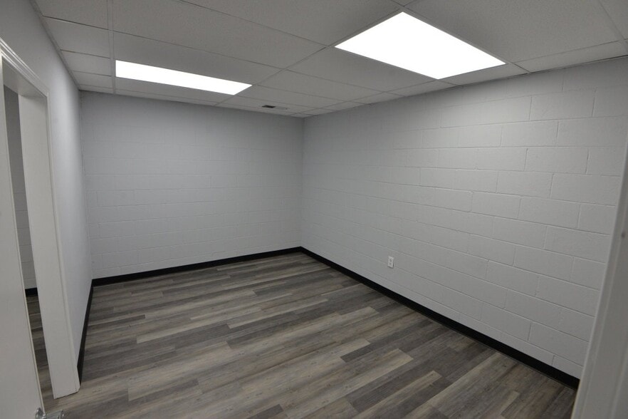 More Photos Of 4652B Jonesboro Rd, Forest Park Specialty For Lease