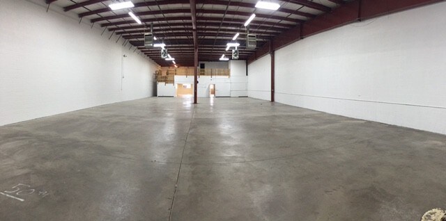 More Photos Of 9244 Trinity Dr, Lake In The Hills Warehouse For Lease